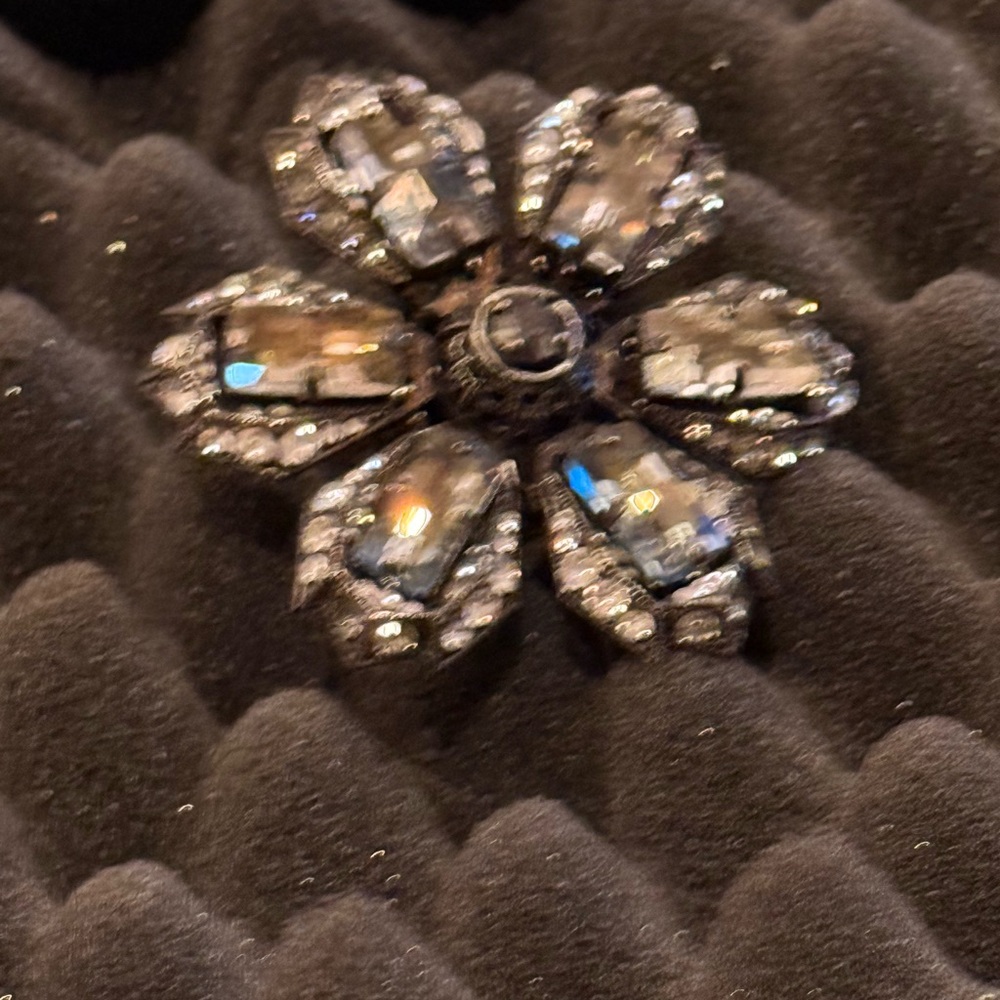 Authentic Lanvin Crystal Flower Ring - Picture 5 of 9